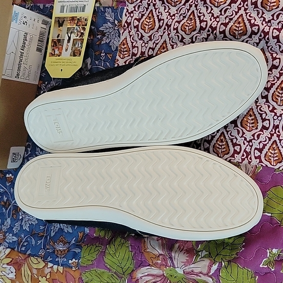 Toms denim slip on shoes,  flats, NWT - Picture 4 of 9